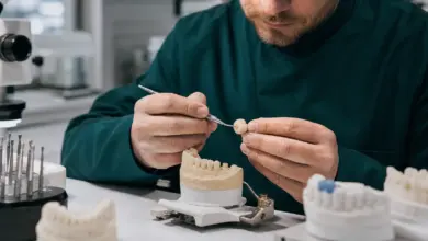Zahntechniker prüft eine provisorische Zahnkrone im Dentallabor [Bildinhalt mit KI erstellt]