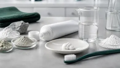 Neutrale Zahnpasta und mineralische Inhaltsstoffe in einer sachlichen Laboraufnahme [Bildinhalt mit KI erstellt]